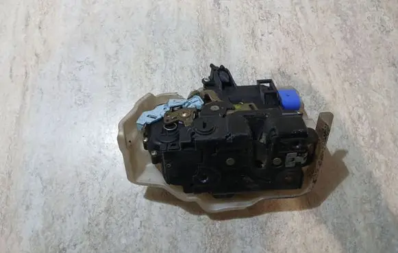 Volkswagen Touran I Front door lock PA6630FV