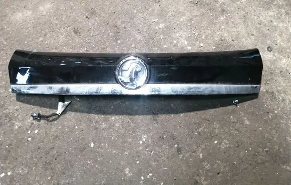 Trunk door license plate light bar