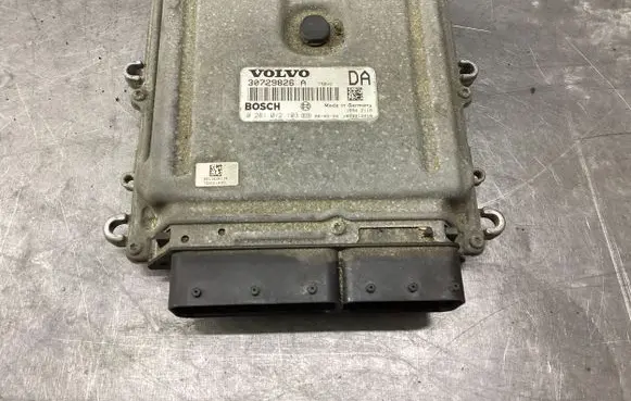 Volvo V70 Engine control unit/module 30729826A 1039S12418 0281012103