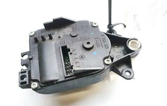 Volkswagen PASSAT B5.5 Air flap motor/actuator 1J2907511A