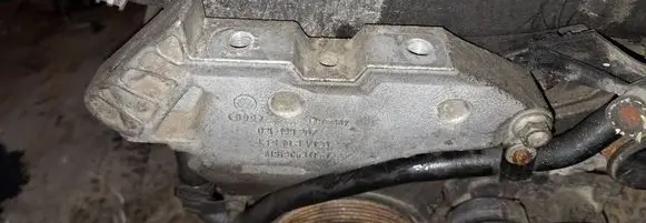 Engine mounting bracket