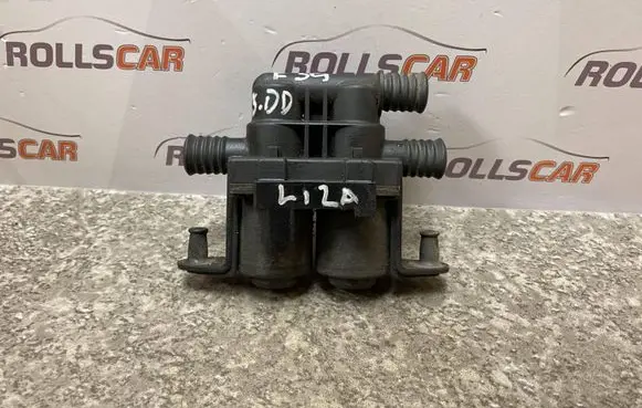BMW 5 E39 Coolant heater control valve 8374995 1147412137