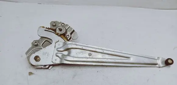 Rear door manual window regulator