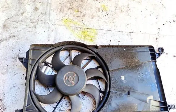 Ford Focus Radiator cooling fan shroud 1137328558