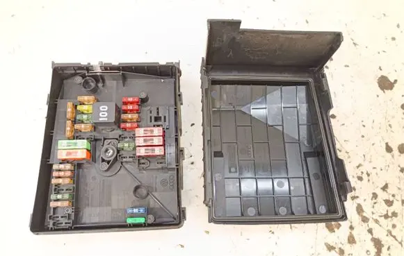 Volkswagen Tiguan Fuse box set 1K0937125D 0171830