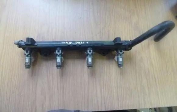 Volkswagen Golf Plus Fuel distributor 036133320 VD1147