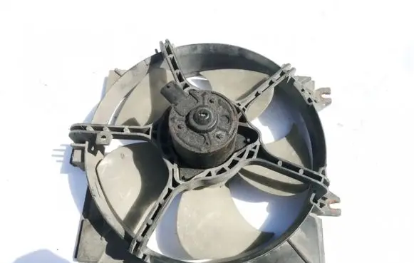 Chrysler Neon I Radiator cooling fan shroud