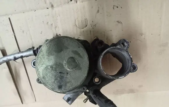Ford Mondeo Mk III Vacuum pump 2s7q