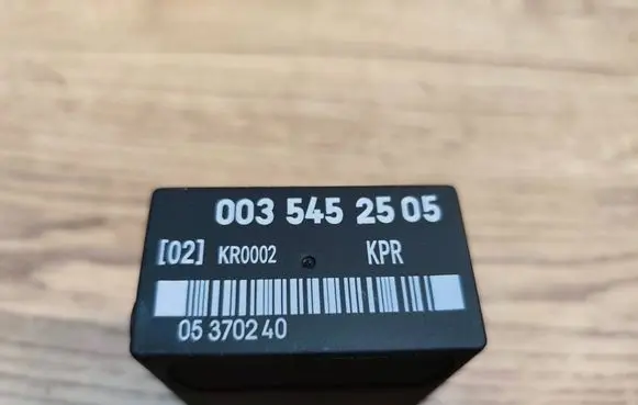 Mercedes-Benz E W124 Fuel pump relay 0035452505