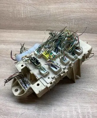 Toyota Avensis T270 Fuse module 827300D050