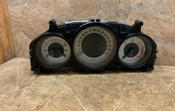 Mercedes-Benz C W204 Speedometer (instrument cluster) A2049004408