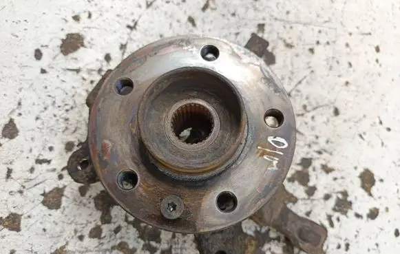 Opel Vivaro Front wheel hub