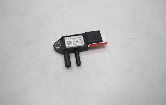 Volkswagen Jetta VI Exhaust gas pressure sensor 059906051C 110615T1753E 0281006083