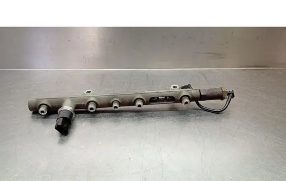 Volvo S40, V40 Fuel injector supply line/pipe 7700114017