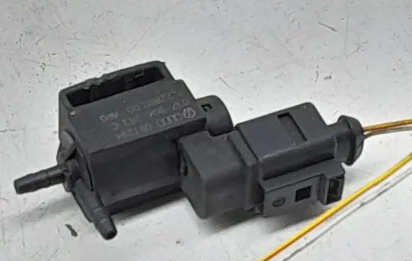 Audi A4 S4 B8 8K Turbo solenoid valve 037906283C