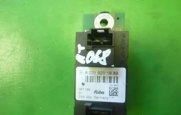 Mercedes-Benz S W221 Aerial antenna amplifier A2218201889 AT068