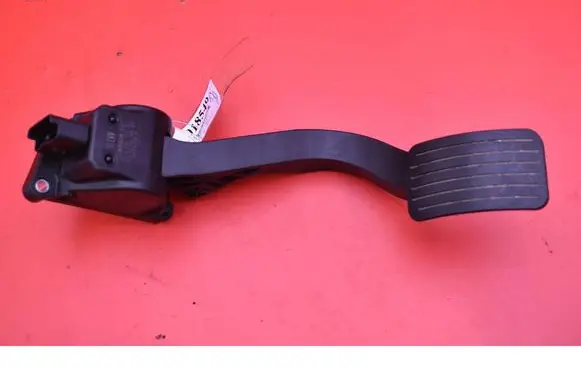 Accelerator throttle pedal