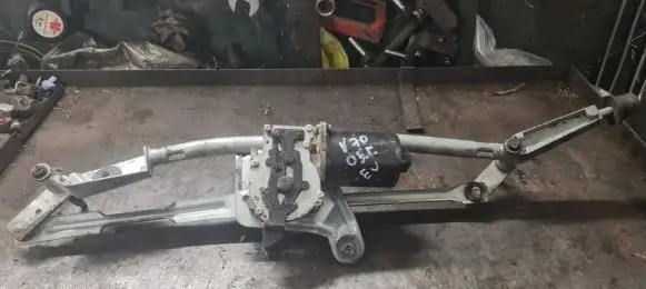 Volvo XC70 Front wiper linkage and motor 31250089