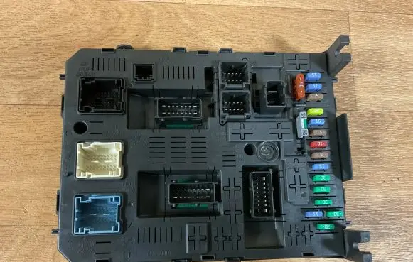 Peugeot 308 Fuse module 281164872