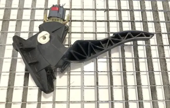 Accelerator throttle pedal