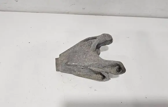 Engine mounting bracket