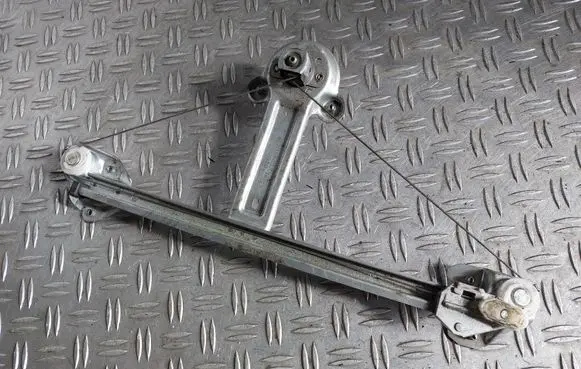 Rear door manual window regulator