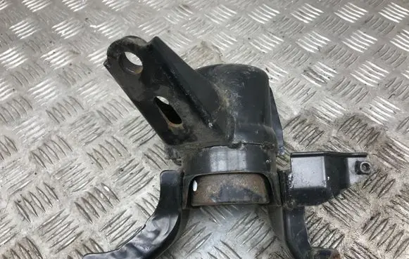 Lexus CT 200H Engine mount bracket