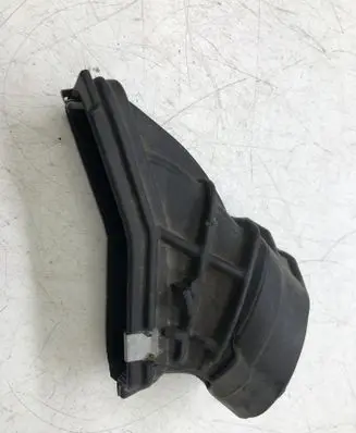 Ford Focus Air intake duct part AV619A675AD