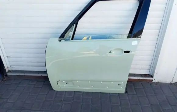 Fiat 500L Front door