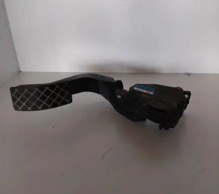 Accelerator throttle pedal