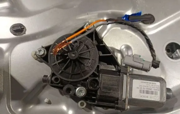 Hyundai i30 Front door window regulator motor 824602R000