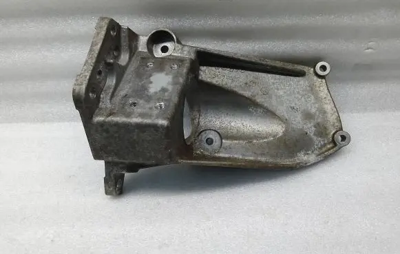 Volvo V70 Engine mounting bracket 31370633