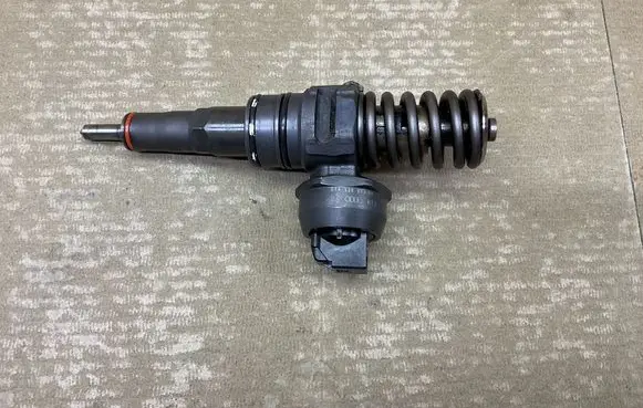 Volkswagen Caddy Fuel injector 0414720232 038130073BR