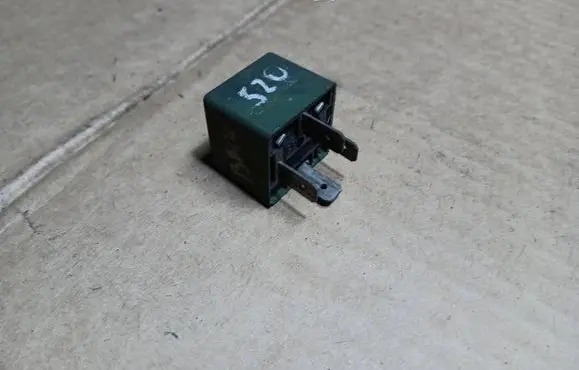 BMW 5 E34 Other relay 13731563