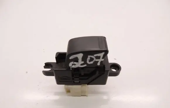Nissan Almera N16 Electric window control switch D207