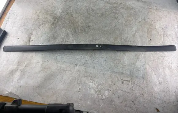 Volkswagen PASSAT B5 Front door trim (molding) 3b0853516