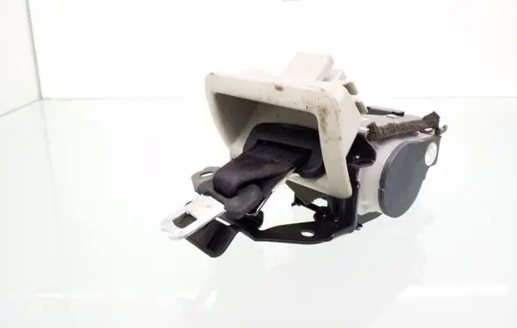 Middle seatbelt (rear)