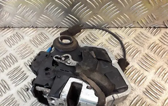 Lexus IS 220D-250-350 Rear door lock 6905053040