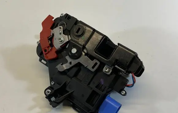 Volkswagen Golf V Rear door lock 7L0839016D
