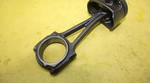 Opel Astra H Piston with connecting rod