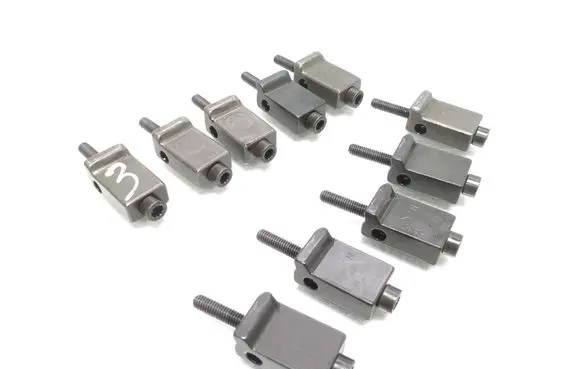 Volkswagen Touareg I Fuel Injector clamp holder 