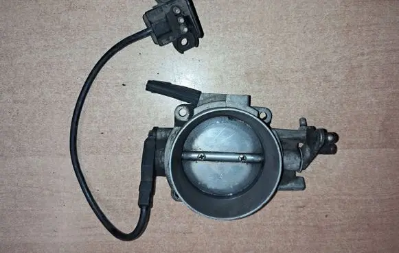 Mercedes-Benz E W124 Throttle body valve 0011406053