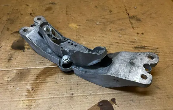 Chevrolet Camaro Gearbox mounting bracket 84119729 P84119729