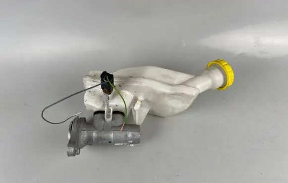 Peugeot 208 Master brake cylinder 32069745