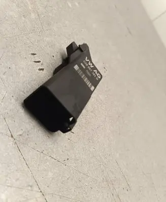 Volkswagen Touran II Glow plug pre-heat relay 038907281D