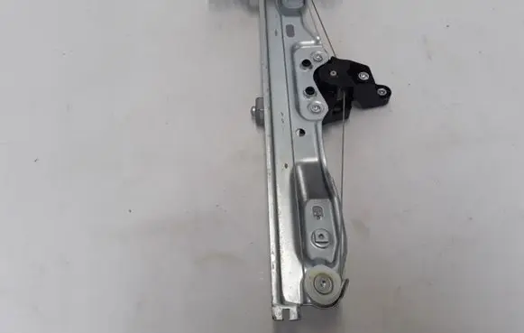 Rear window lifting mechanism without motor