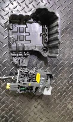 Peugeot 308 Fuse box cover 9806192580