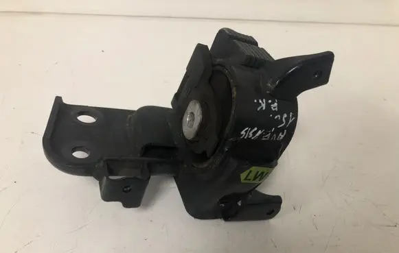 Toyota Avensis T270 Engine mount bracket