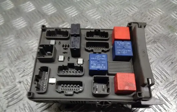 Renault Laguna II Fuse box cover 8200148810