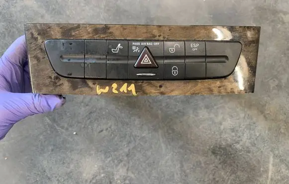 Mercedes-Benz E W211 Hazard warning light relay 